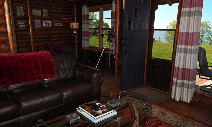 Conneaut Cabina | Lakeside Cabin with sunset view & fireplace