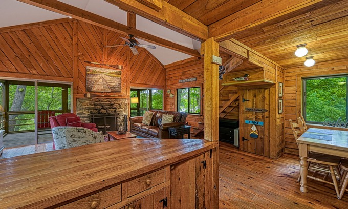 Huddleston Cabina | LakeSide Cabin with private hot tub, dock & screened porch - dog-friendly