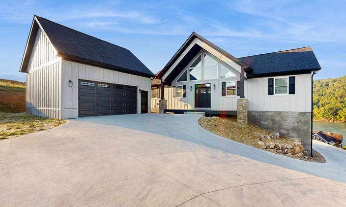 Hidden Springs Cabina | Lakeside chalet with panoramic water views, fully equipped kitchen & Wifi