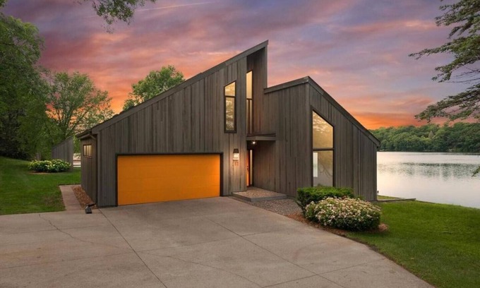 Roseville Casa | LAKESIDE CITY GETAWAY