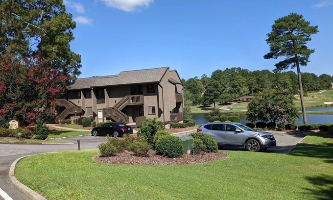 Pinehurst Condominio | Lakeside Condo on Pinehurst #5