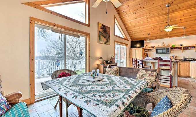 Delton Cabaña | ¡NUEVO! Lakeside Cottage Escape con muelle privado y cubierta