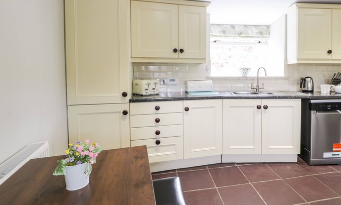 Cwm-y-glo Cabaña | Lakeside Cottage