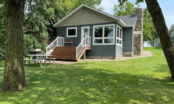Sauk Centre Cabaña | Lakeside Cottage on the Water