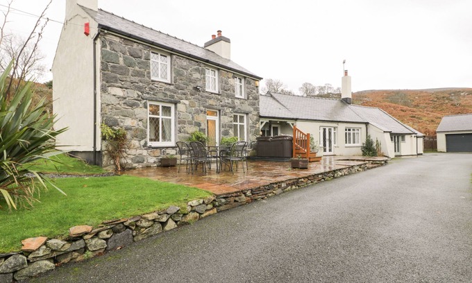 Cwm-y-glo Cabaña | LAKESIDE COTTAGE, pet friendly, character holiday cottage in Llanrug
