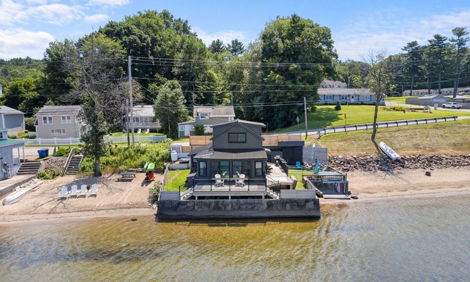 Colchester Cabaña | Lakeside Cottage ~ Pool, Hot tub & Private Beach