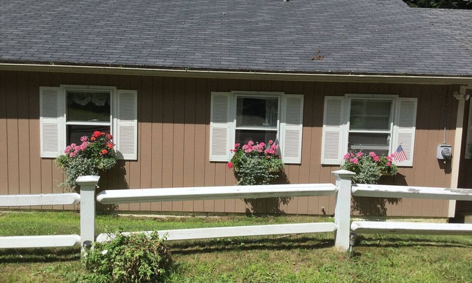 Enfield Casa | Lakeside Cottage Retreat