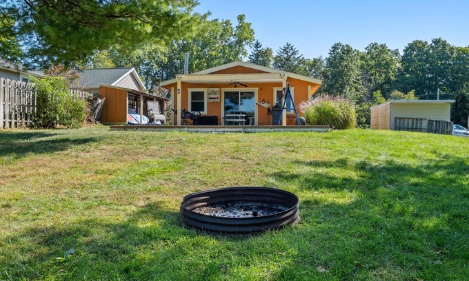 Alto Casa | Lakeside Cottage Retreat near Grand Rapids