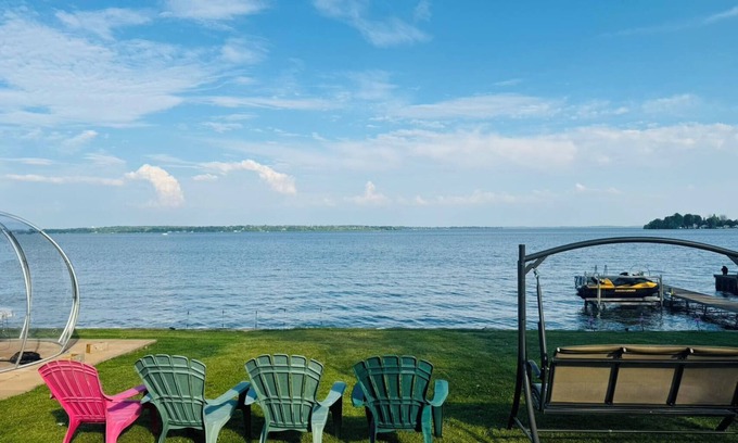 Innisfil Casa | Lakeside Cottage-Tranquil Retreat by the Water