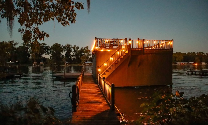 Cobb Casa | Lakeside cottage with dock access, hammock, updated interior, W/D, and AC