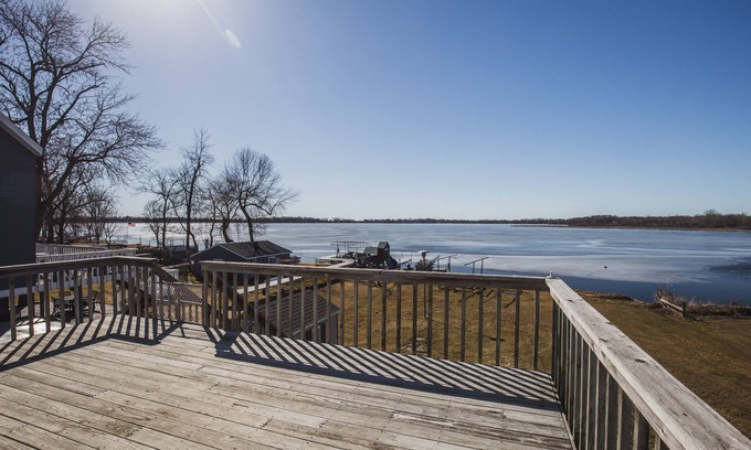Wind Lake Cabaña | Lakeside Cottage con vistas inspiradoras! Dormitorio principal y terrazas junto al lago!