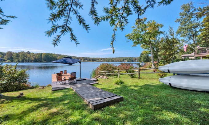 Lake Ariel Casa | Lakeside, Dock, Hot Tub, Arcade, Piano, Kayaks, Playset, Fireplace, Fire Pit, 2 King Beds - 75" TV