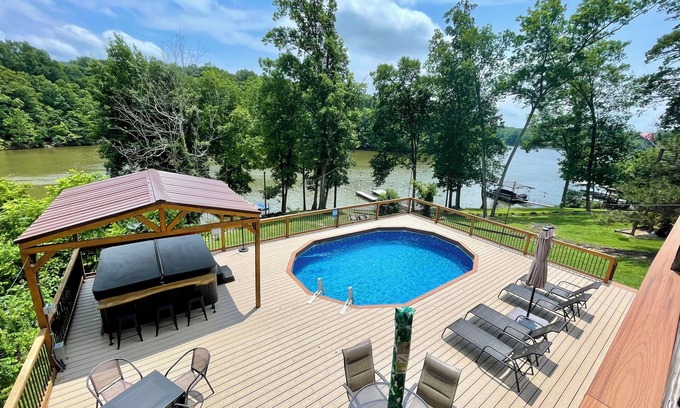 Eddyville Casa | Lakefront Entertainment Lodge
