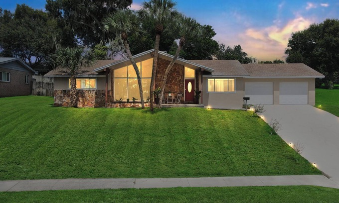 Auburndale Casa | Lakeside Escape - Charming - Nearby Attractions