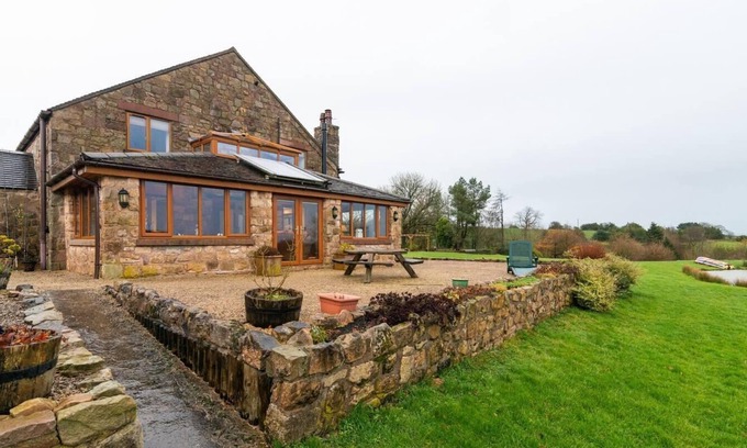 Endon Cabaña | Lakeside Escape, stone countryside cottage