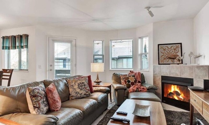 Campbell Park Condominio | Lakeside Escape in the Heart of Anchorage - 2BR/2BA Condo -Views, Garage, Patio