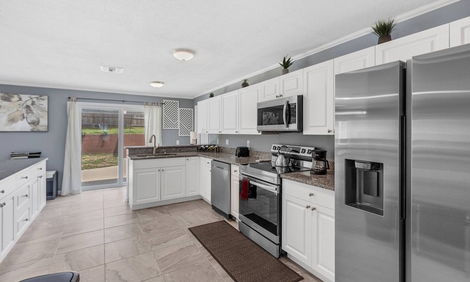 Auburndale Casa | Lakeside Escape - Modern & Spacious - Ace Location