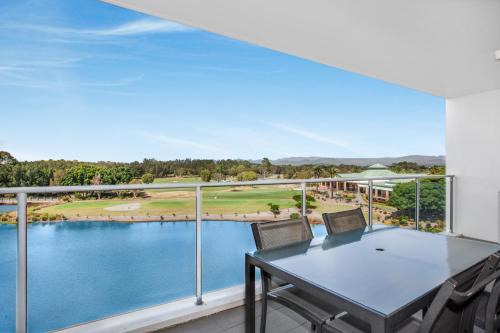 Merrimac Apartamento | Lakeside Family Oasis with Pool, Gym and Balcony