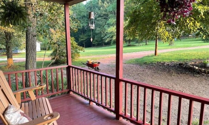 Leesville Cabaña | Lakeside Farmhouse - Pets Welcome