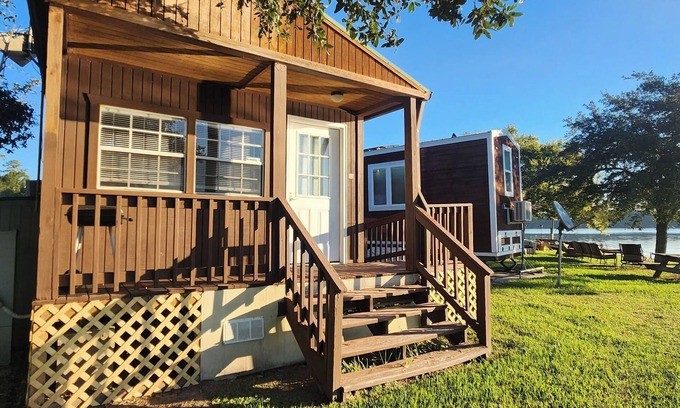 Willis Cabina | Cozy lakeside cabin for two on beautiful Lake Conroe.