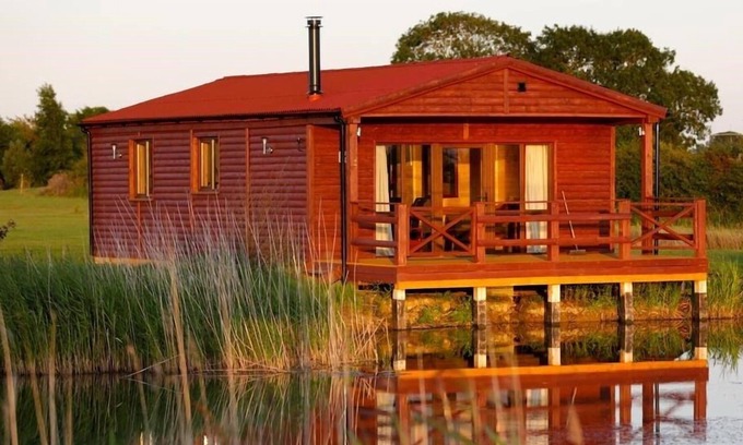 Boston Cabina | Lakeside Fishing Lodges
