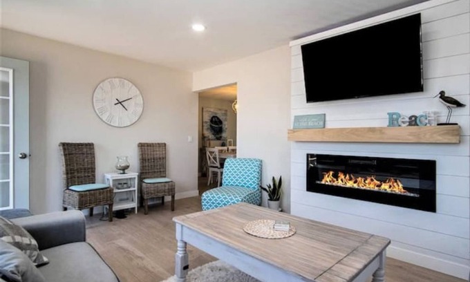 Lakeside Casa | Sleeps 13, 2 fire pits, A+ patio, free waffle bar, outdoor games, dog friendly
