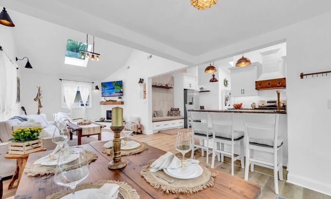 Como Casa | Lakeside Gem - Luxe 3BR Geneva Retreat w/partial Lake Views
