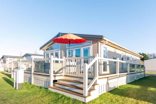 Allerthorpe Cabina | Lakeside Gem with Hot Tub