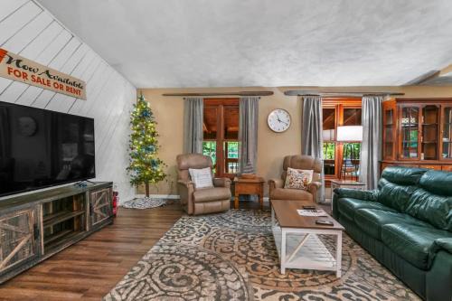 Gaylord Casa | Lakeside Getaway includes Hot Tub pet friendly