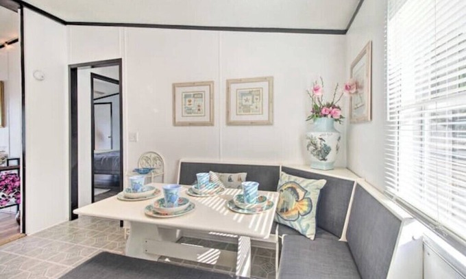 Midway Casa | Lakeside getaway!