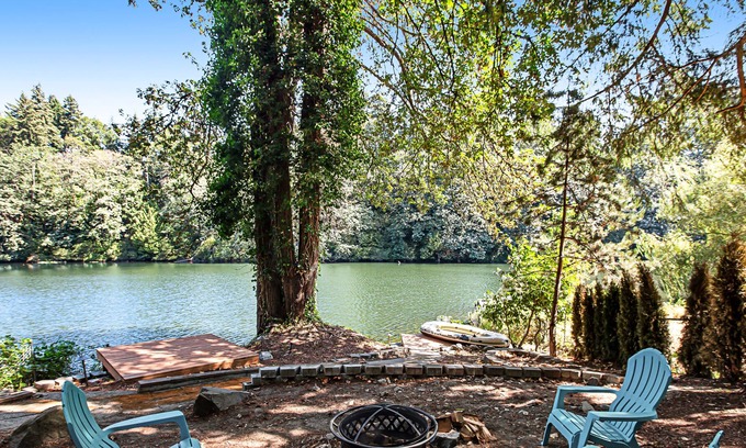 Kent Casa | Lakeside Getaway with hot tub, fire pit, & fast WiFi - steps to the water