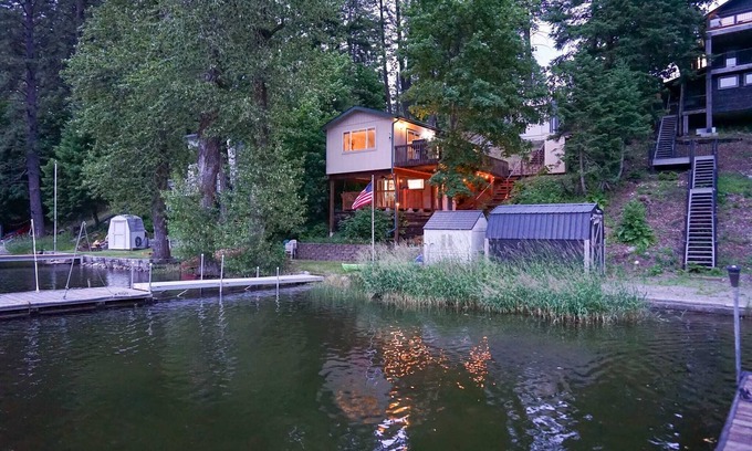 Rathdrum Casa | Lakeside Glamping Cabin - Rustic Twin Lakes Escape