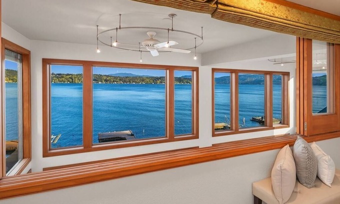 Bellevue Casa | Lakeside Haven Escape