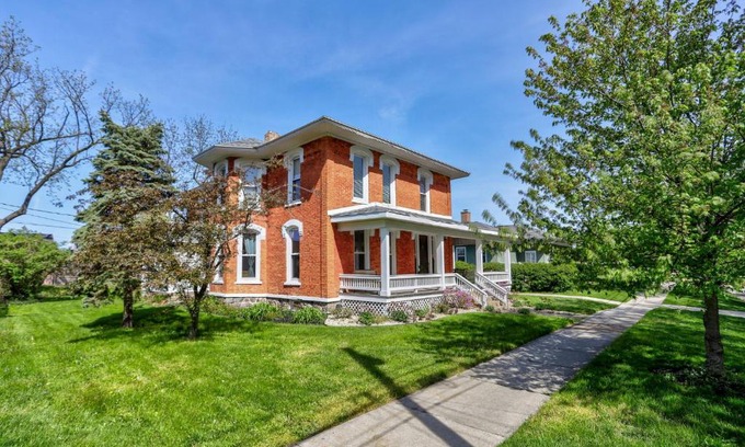 South Haven Casa | Lakeside Haven - Steps to Beach, Shops AND Dining!