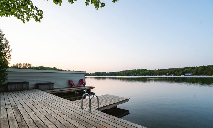 Brockton Cabaña | Lakeside Haven With Firepit & Bbq: Waterfront Cottage for Unforgettable Retreat