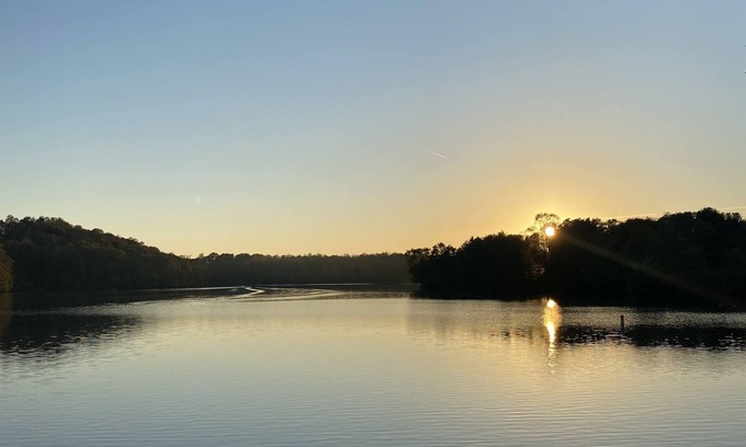 Logan Cabina | Lakeside Hideaway a spacious lodge with a lake view close to local attractions.