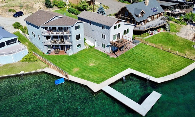 Chelan Casa | Cubiertas !! Nuevo Lake Chelan Waterfront Home, bañera de hidromasaje, magníficas vistas, a pasos del lago