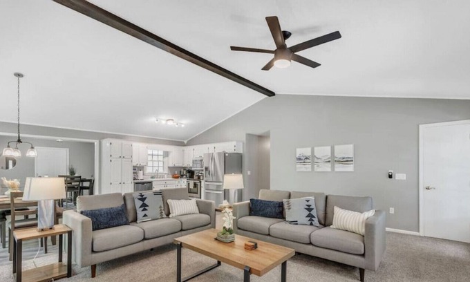 Seneca Casa | Lakeside Hill @ Keowee~ Family-Friendly Lake House