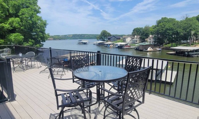 Linn Creek Casa | Lakeside HOLIDAY Getaway for the WHOLE family!