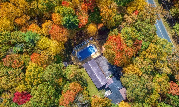 Lakeville Casa | Lakeside Home Hot Tub + Heated Pool on Private 5 Acres