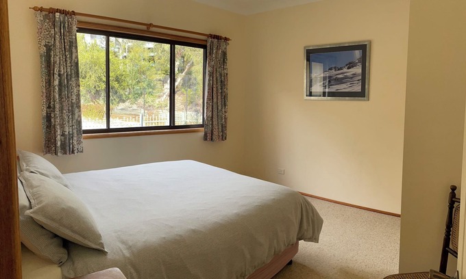 East Jindabyne Casa | Lakeside Home with views over Jindabyne to the Mountains