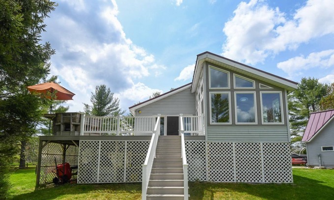Oxford Casa | Lakeside Home with 450 feet of Private waterfront on Thompson Lake