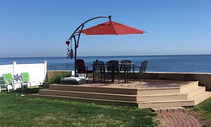 Huron Casa | 4 dormitorios 2 baños completos en el lago con una vista del punto de cedro