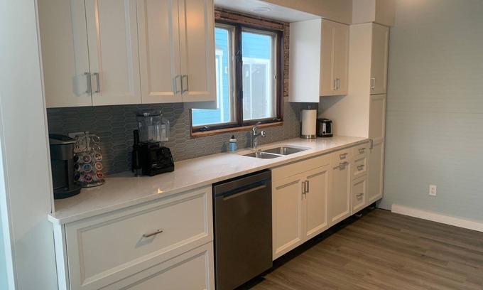Forest Lake Cabina | Lakeside Home with Lovely Views