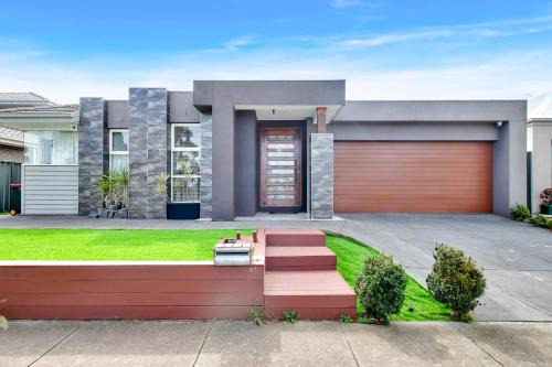 Manor Lakes Casa | Lakeside House in Manor Lakes