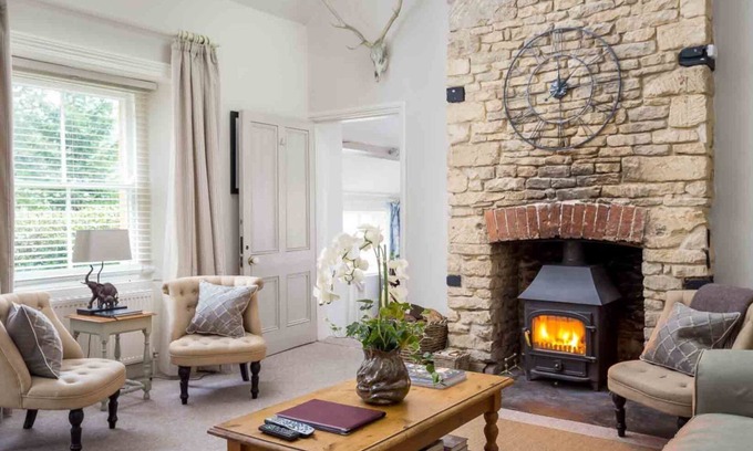 Fossebridge Cabaña | Lakeside House - sleeps 10 guests in 4 bedrooms
