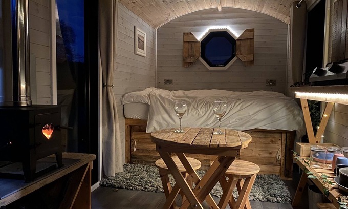 Horns Cross Cabina | Lakeside Hut with log burner and fire pit