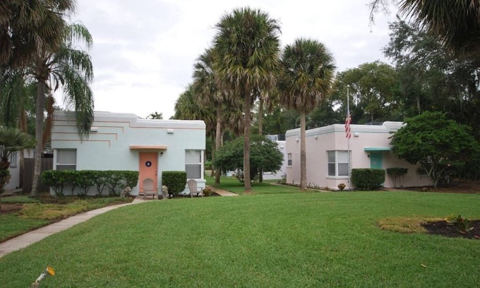 Lake Davis - Greenwood Cabaña | Lakeside - Lake Davis Art Deco Cottage