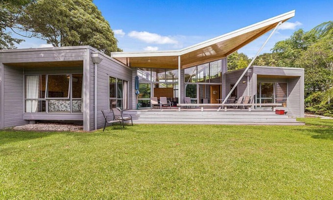 Lake Tarawera Cabaña | Lakeside Landing - Lake Tarawera Holiday Home