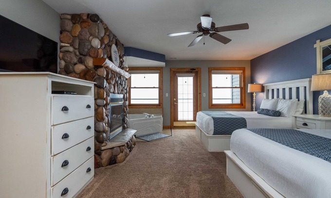 Nisswa Complejo | Lakeside Lodge 2 Queen w/Jacuzzi on Gull Lake- Fireplace-Balcony - Pet Friendly!